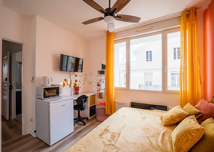 Le Cosy Centre, 2 Rooms, 2 Bathrooms, Free Wifi, Free Parking, Lift, Central, Renovated, Spacious Apartment