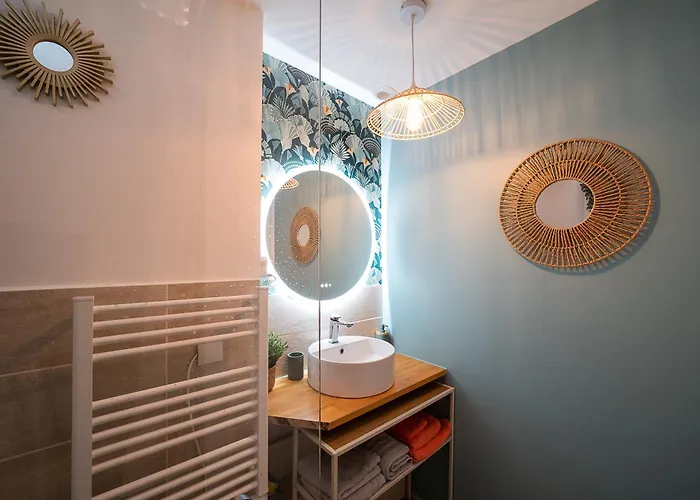 Le Cosy Centre, 2 Rooms, 2 Bathrooms, Free Wifi, Free Parking, Lift, Central, Renovated, Spacious